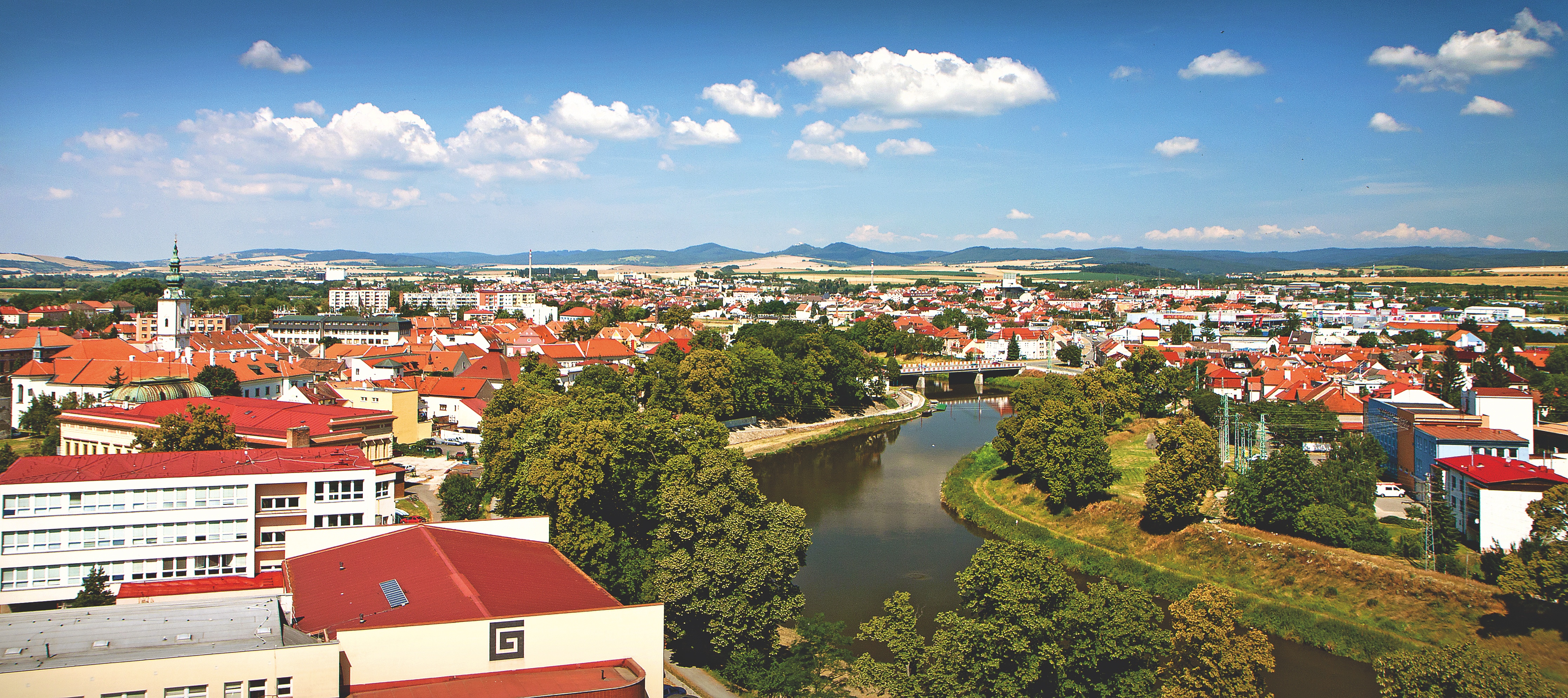 Panorama UH s řekou Moravou